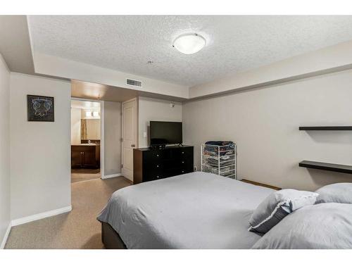 202-736 57 Avenue Sw, Calgary, AB - Indoor Photo Showing Bedroom