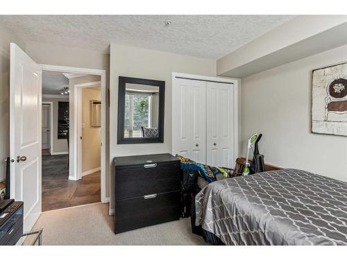 202-736 57 Avenue Sw, Calgary, AB - Indoor Photo Showing Bedroom