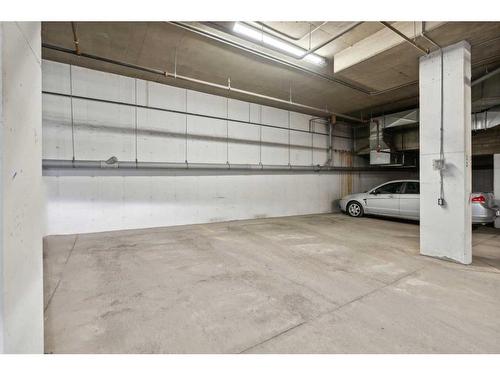 202-736 57 Avenue Sw, Calgary, AB - Indoor Photo Showing Garage