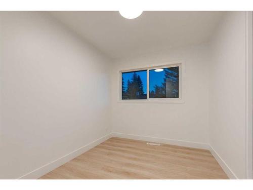 5408 Lakeview Drive Sw, Calgary, AB - Indoor Photo Showing Other Room