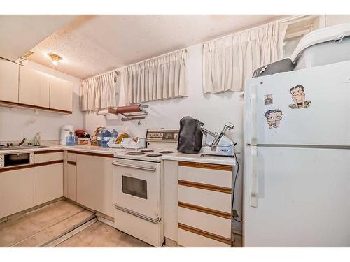 735 67 Avenue Sw, Calgary, AB - Indoor Photo Showing Kitchen