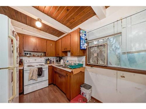 735 67 Avenue Sw, Calgary, AB - Indoor Photo Showing Kitchen