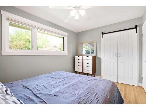 26 Wimbledon Crescent Sw, Calgary, AB - Indoor Photo Showing Bedroom