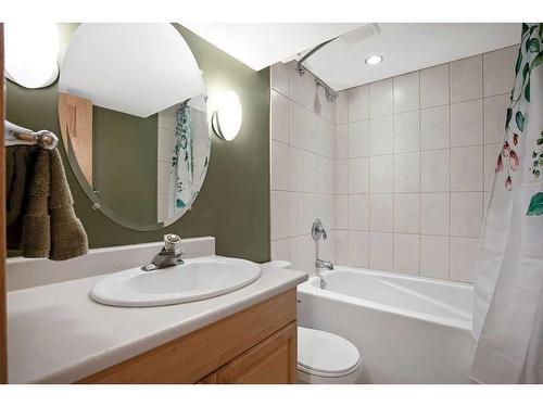 26 Wimbledon Crescent Sw, Calgary, AB - Indoor Photo Showing Bathroom
