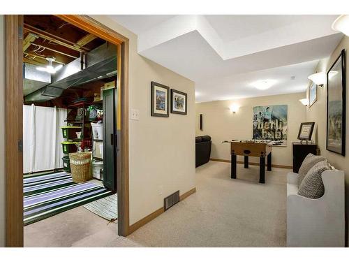 26 Wimbledon Crescent Sw, Calgary, AB - Indoor Photo Showing Laundry Room