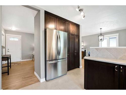 26 Wimbledon Crescent Sw, Calgary, AB - Indoor Photo Showing Living Room