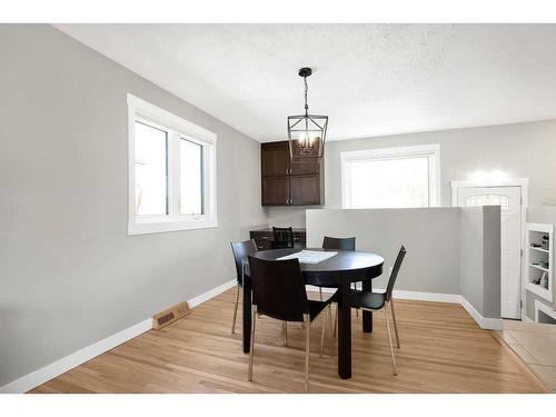 26 Wimbledon Crescent Sw, Calgary, AB - Indoor Photo Showing Dining Room