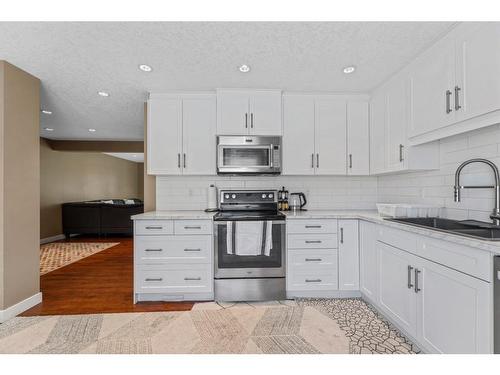 15 Beacham Way Nw, Calgary, AB - Indoor Photo Showing Kitchen