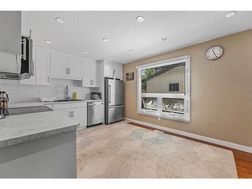 15 Beacham Way Nw, Calgary, AB - Indoor Photo Showing Kitchen