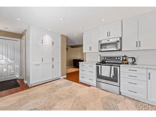 15 Beacham Way Nw, Calgary, AB - Indoor Photo Showing Kitchen