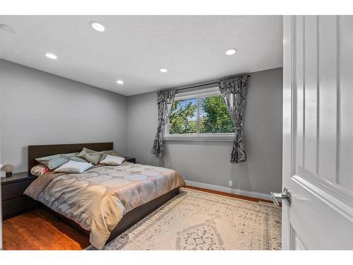 15 Beacham Way Nw, Calgary, AB - Indoor Photo Showing Bedroom