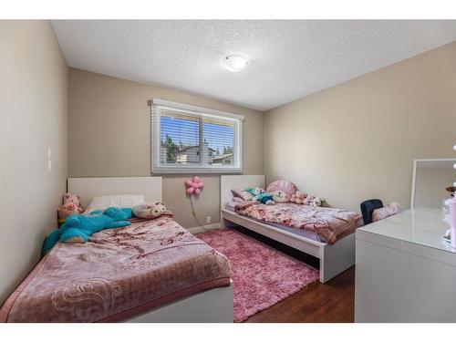 15 Beacham Way Nw, Calgary, AB - Indoor Photo Showing Bedroom