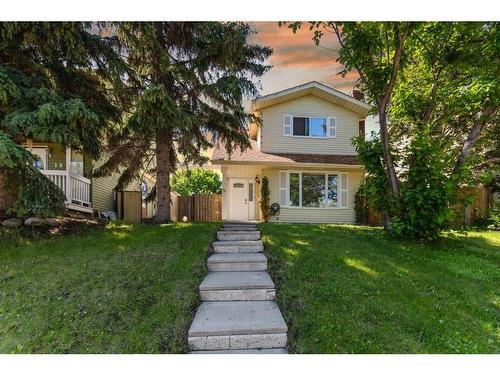 15 Beacham Way Nw, Calgary, AB - Outdoor With Facade