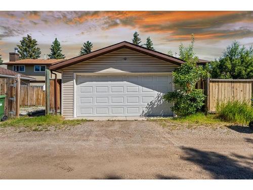 15 Beacham Way Nw, Calgary, AB - Outdoor