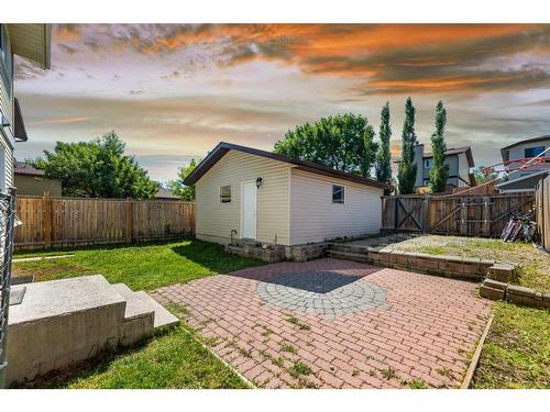 15 Beacham Way Nw, Calgary, AB - Outdoor