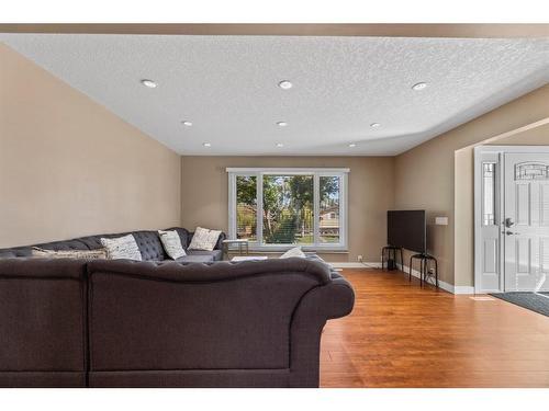 15 Beacham Way Nw, Calgary, AB - Indoor Photo Showing Living Room