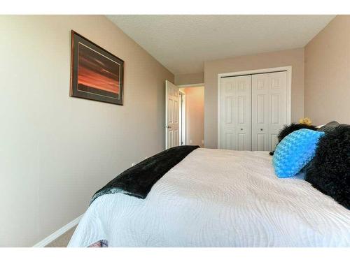 2208-5200 44 Avenue Ne, Calgary, AB - Indoor Photo Showing Bedroom