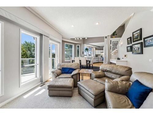 658 Hawkhill Place Nw, Calgary, AB - Indoor Photo Showing Living Room