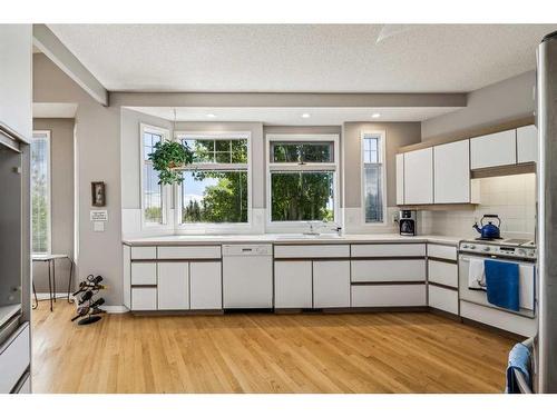 658 Hawkhill Place Nw, Calgary, AB - Indoor Photo Showing Kitchen