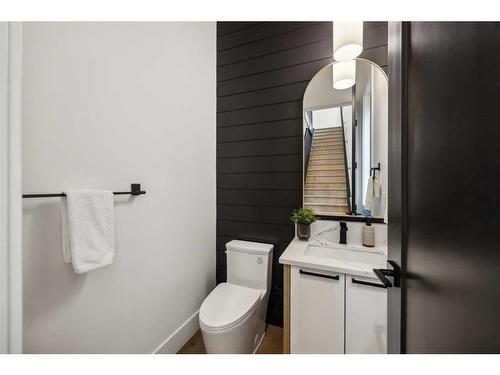 528 19 Avenue Sw, Calgary, AB - Indoor Photo Showing Bathroom