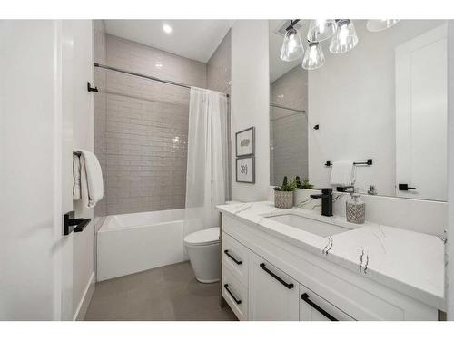 528 19 Avenue Sw, Calgary, AB - Indoor Photo Showing Bathroom