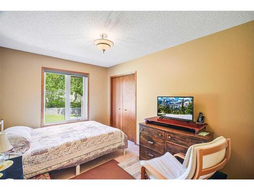 226 Hawkside Mews Nw, Calgary, AB - Indoor Photo Showing Bedroom