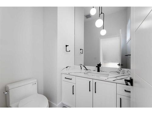 8522 47 Avenue Nw, Calgary, AB - Indoor Photo Showing Bathroom