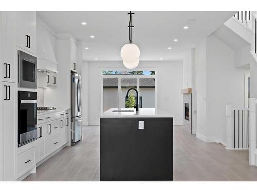 8522 47 Avenue Nw, Calgary, AB - Indoor Photo Showing Kitchen With Upgraded Kitchen