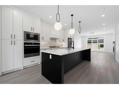 8522 47 Avenue Nw, Calgary, AB - Indoor Photo Showing Kitchen With Upgraded Kitchen