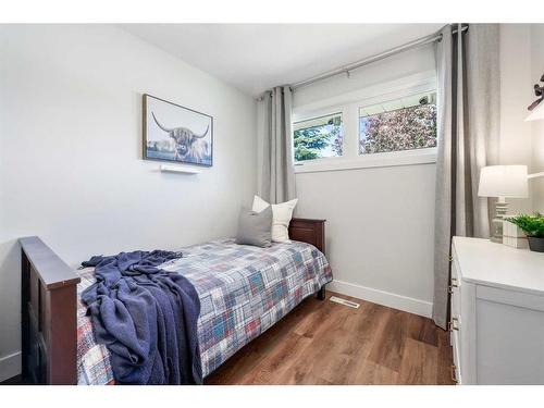 4531 26 Avenue Sw, Calgary, AB - Indoor Photo Showing Bedroom