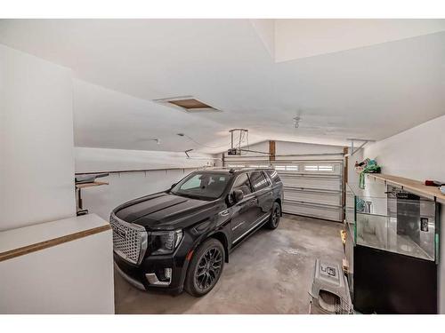 62 Discovery Heights Sw, Calgary, AB - Indoor Photo Showing Garage