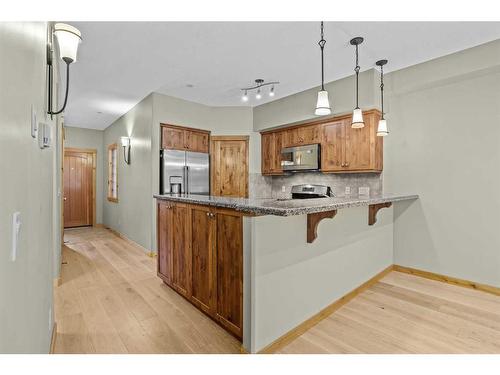 411-107 Armstrong Place, Canmore, AB - Indoor Photo Showing Kitchen