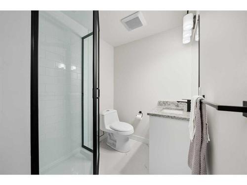 744 Mapleton Drive Se, Calgary, AB - Indoor Photo Showing Bathroom