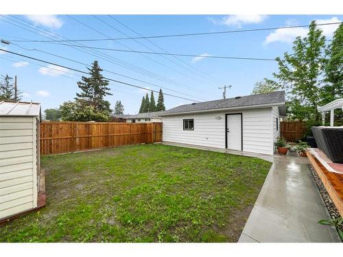 744 Mapleton Drive Se, Calgary, AB - Outdoor