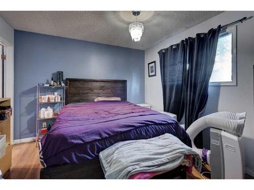 216 Oakridge Place Sw, Calgary, AB - Indoor Photo Showing Bedroom