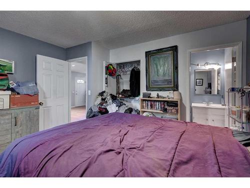 216 Oakridge Place Sw, Calgary, AB - Indoor Photo Showing Bedroom