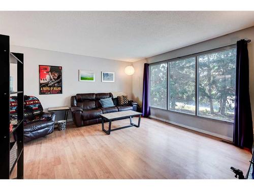 216 Oakridge Place Sw, Calgary, AB - Indoor Photo Showing Living Room