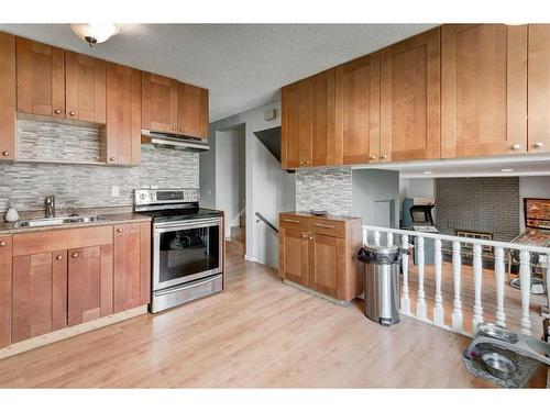 216 Oakridge Place Sw, Calgary, AB - Indoor Photo Showing Kitchen