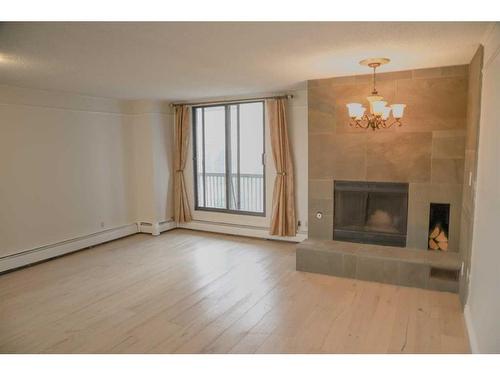 701-215 14 Avenue Sw, Calgary, AB - Indoor Photo Showing Living Room With Fireplace