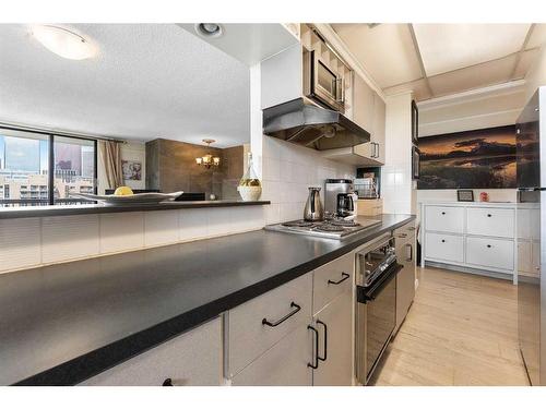 701-215 14 Avenue Sw, Calgary, AB - Indoor Photo Showing Kitchen