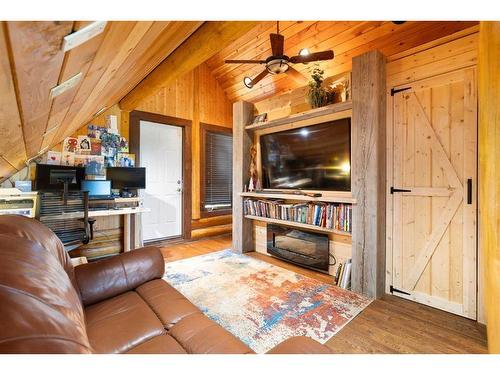 282167 Range Road 53, Rural Rocky View County, AB - Indoor Photo Showing Living Room