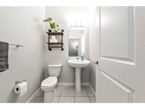 240 Lucas Crescent Nw, Calgary, AB - Indoor Photo Showing Bathroom