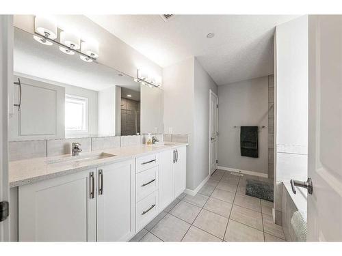 240 Lucas Crescent Nw, Calgary, AB - Indoor Photo Showing Bathroom