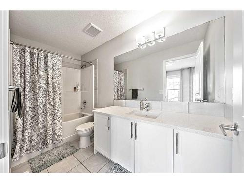 240 Lucas Crescent Nw, Calgary, AB - Indoor Photo Showing Bathroom