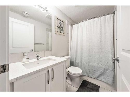 240 Lucas Crescent Nw, Calgary, AB - Indoor Photo Showing Bathroom