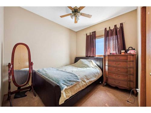 7 Silver Creek Boulevard Nw, Airdrie, AB - Indoor Photo Showing Bedroom