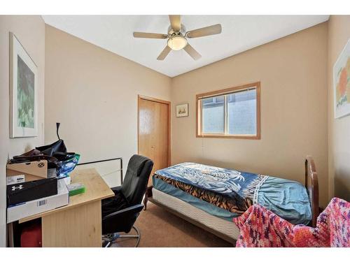 7 Silver Creek Boulevard Nw, Airdrie, AB - Indoor Photo Showing Bedroom