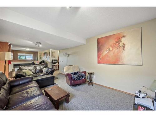 7 Silver Creek Boulevard Nw, Airdrie, AB - Indoor Photo Showing Living Room