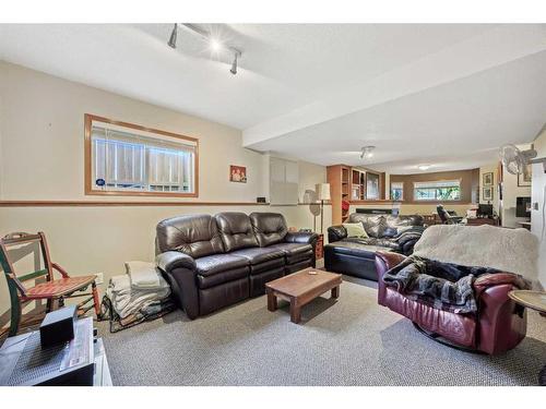 7 Silver Creek Boulevard Nw, Airdrie, AB - Indoor Photo Showing Living Room