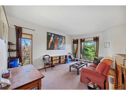 7 Silver Creek Boulevard Nw, Airdrie, AB - Indoor Photo Showing Living Room